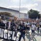 Adeptos do Vitória de Guimarães fazem-se ouvir na chegada ao estádio do Zurique