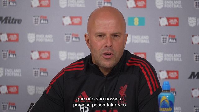 Slot fala sobre Darwin, Isak e... Diogo Jota