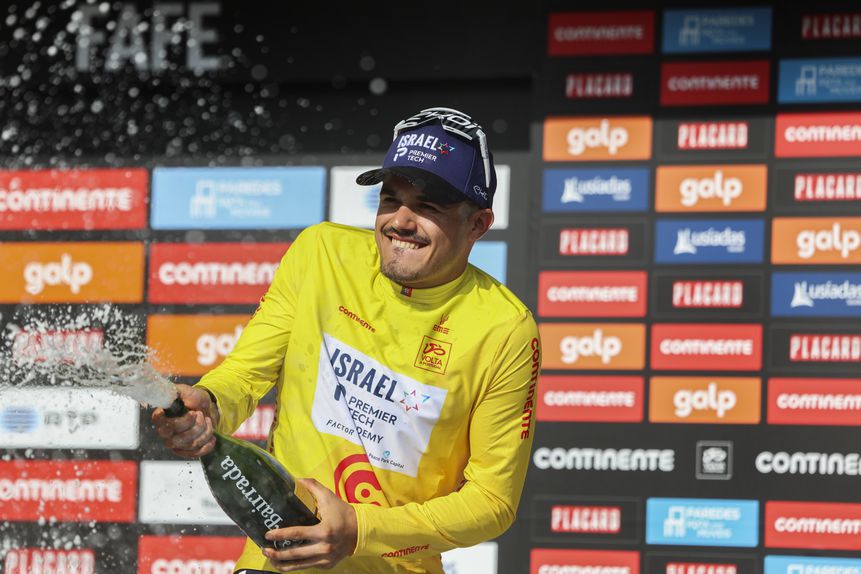 Pau Martí venceu a 2.ª etapa da Volta a Portugal, em Fafe, e celebra a conquista da camisola amarela