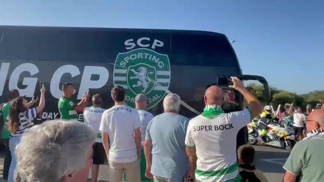 Equipa do Sporting recebida com aplausos à chegada a Rio Maior