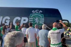 Equipa do Sporting recebida com aplausos à chegada a Rio Maior