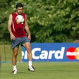Figo durante um treino de preparação para o Mundial do Japão e Coreia do Sul