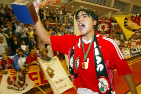 Panchito Velázquez com a Supertaça António Livramento conquistada contra o FC Porto, em 2002