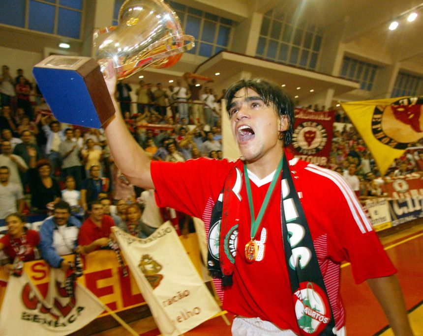 Panchito Velázquez com a Supertaça António Livramento conquistada contra o FC Porto, em 2002