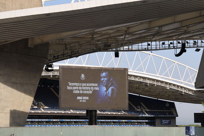 Jorge Costa homenageado pelo FC Porto no Estádio do Dragão