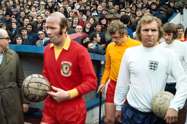 Terry Hennessey, à esquerda, e Bobby Moore durante um Gales-Inglaterra