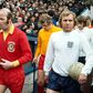 Terry Hennessey, à esquerda, e Bobby Moore durante um Gales-Inglaterra