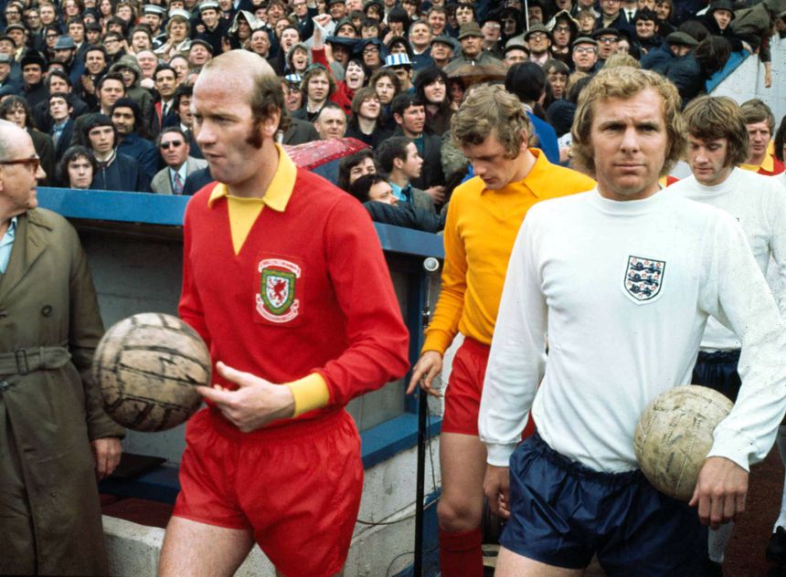 Terry Hennessey, à esquerda, e Bobby Moore durante um Gales-Inglaterra