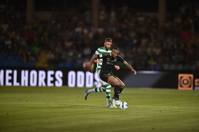 Cassiano, aqui num lance com Fresneda, teve missão difícil frente ao centrais do Sporting