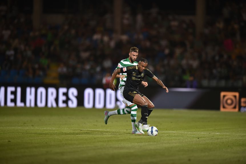 Cassiano, aqui num lance com Fresneda, teve missão difícil frente ao centrais do Sporting