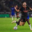 Pavlovic, defesa do Milan, uma disputa de bola com Lavia - Foto: EPA/MAST IRHAM