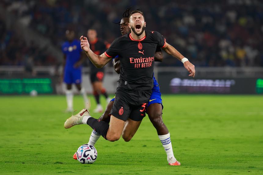 Pavlovic, defesa do Milan, uma disputa de bola com Lavia - Foto: EPA/MAST IRHAM