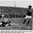 Arsénio marca mais um golo para o Benfica, neste lance. A imagem que fez a primeira página de A BOLA . FOTO - arquivo de A BOLA (retocada por IA)