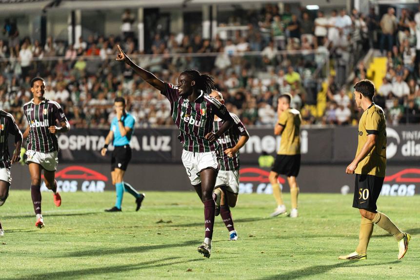 Beni Souza celebra o golo marcado ao Sporting — Foto: E. Amadora