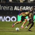 Um bom jogo num mau relvado - Foto: Miguel Nunes