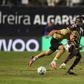 Um bom jogo num mau relvado - Foto: Miguel Nunes