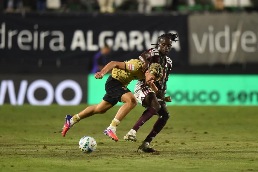 Um bom jogo num mau relvado - Foto: Miguel Nunes