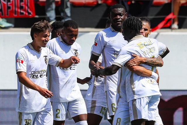 Danio Djassi e Tiago Mamede construíram o golo do Portimonense em Penafiel (foto Liga Portugal)