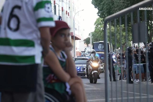 Loucura verde e branca na chegada do Sporting à Reboleira