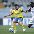 O jogador do Vitória de Guimarães, Beni (D), disputa a bola com o jogador do Arouca, Trezza (E), durante o jogo da I Liga de futebol, realizado no estádio D. Afonso Henriques, em Guimarães, 8 de agosto de 2026. Foto - MANUEL FERNANDO ARAÚJO/LUSA