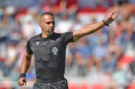 Fábio Melo lesionou-se durante o encontro entre o Chaves e a Académica e teve de ser substituído ao intervalo