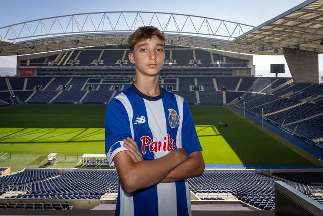 FC Porto: médio contratado ao V. Guimarães assina contrato de formação