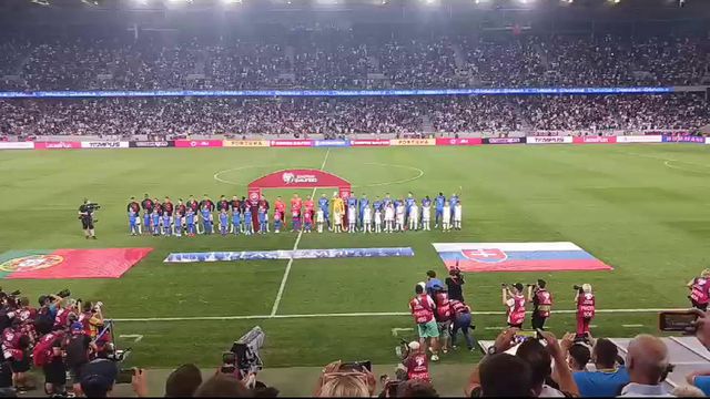 O hino de Portugal no estádio de Bratislava