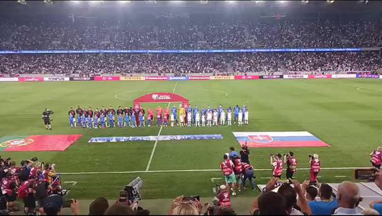 O hino de Portugal no estádio de Bratislava