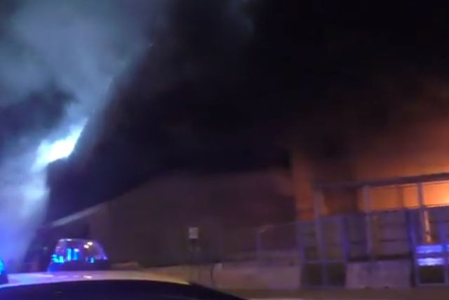 Itália: Adeptos incendeiam estádio após derrota (vídeo)