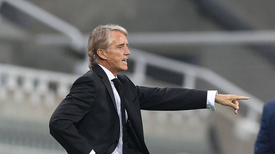 Estreia com derrota para Roberto Mancini