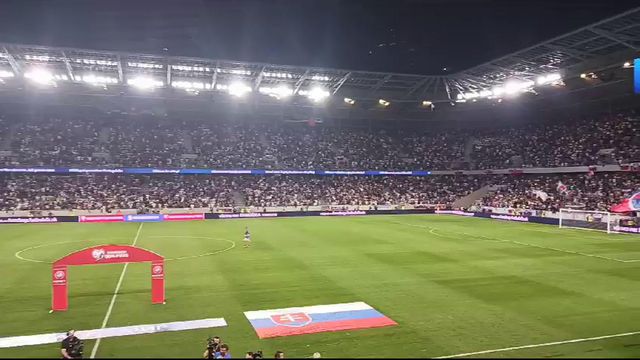 Homenagem ao eslovaco Venglos antes do jogo contra Portugal