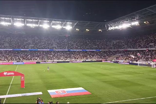 Homenagem ao eslovaco Venglos antes do jogo contra Portugal