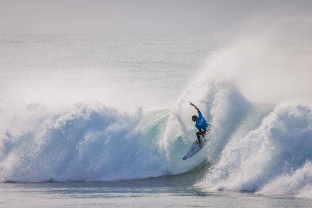 Surf: Frederico Morais no meio de sete franceses