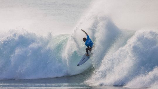 Surf: Frederico Morais no meio de sete franceses