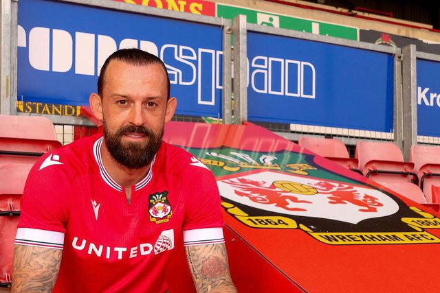 Steven Fletcher assina pelo Wrexham
