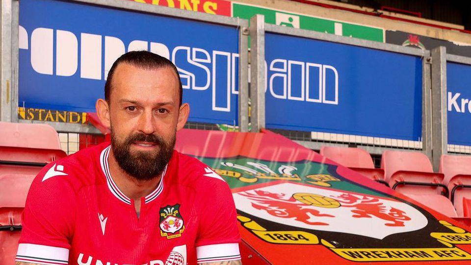 Steven Fletcher assina pelo Wrexham