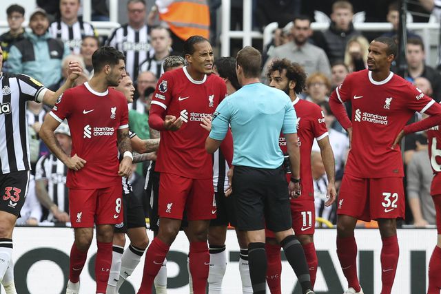 Van Dijk suspenso por um jogo e com multa pesada após ser expulso e insultar árbitro