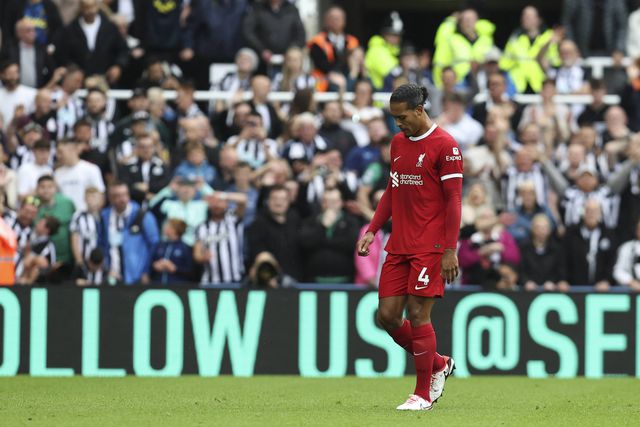 Van Dijk pede desculpa após expulsão e insultos a árbitro: «Assumo total responsabilidade»