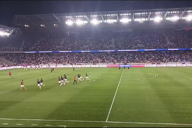 Ambiente no estádio de Bratislava enquanto as equipas aquecem