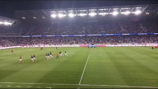 Ambiente no estádio de Bratislava enquanto as equipas aquecem