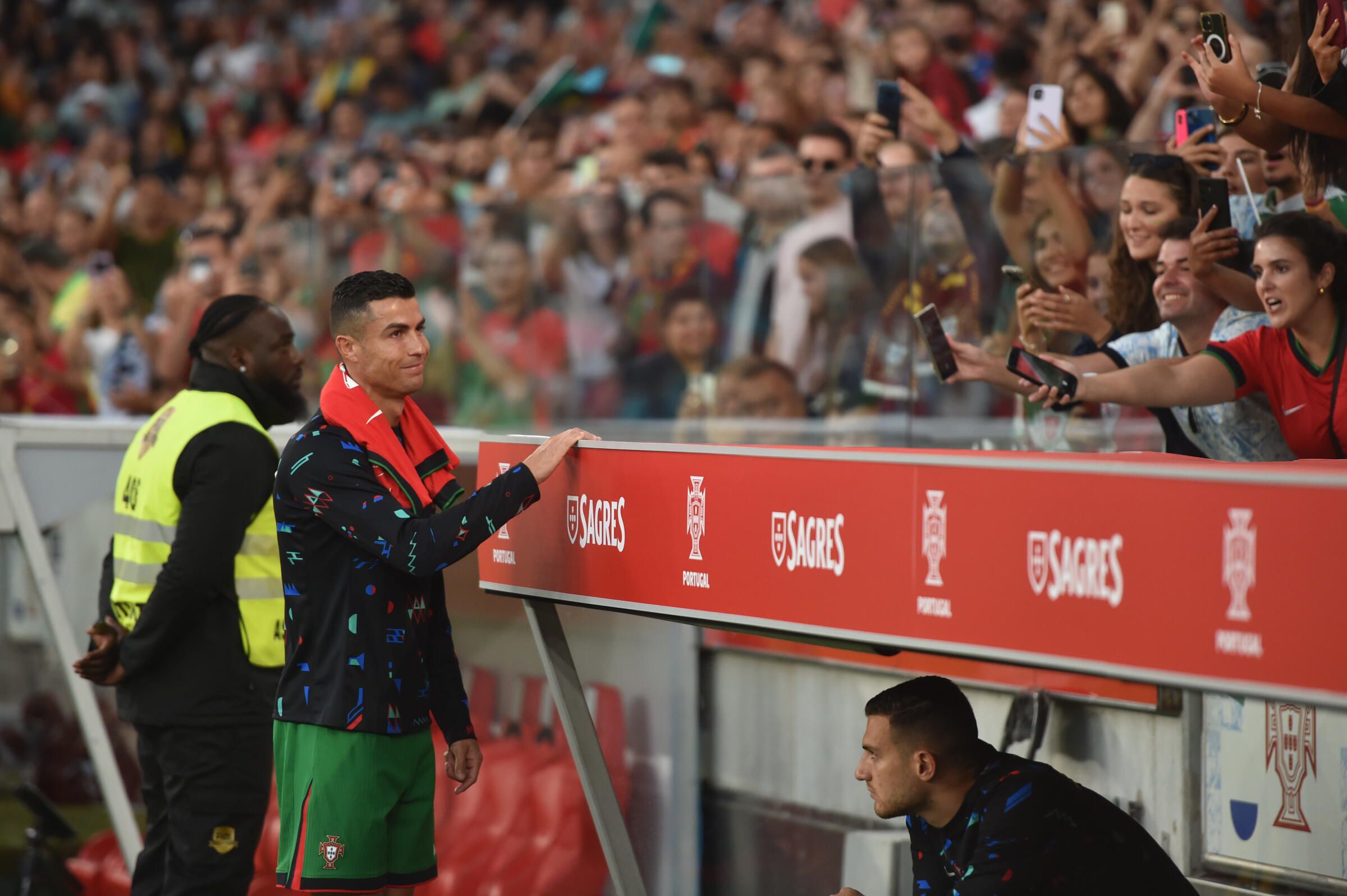 Roberto Martínez explica Ronaldo no banco: «Temos de protegê-lo»