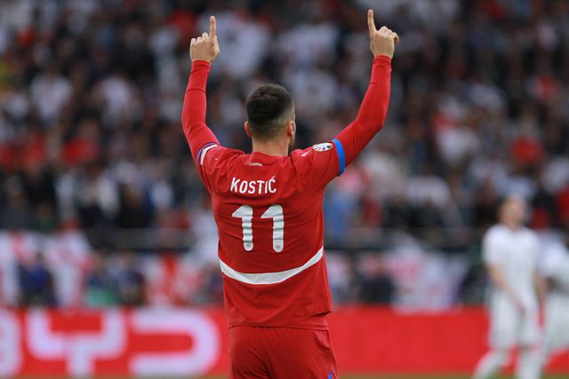 Oficial: Kostic vai reforçar o Fenerbahçe de José Mourinho