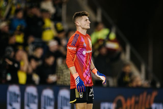 Insólito: defesa da MLS joga uma parte inteira na baliza e sofre 4 golos (vídeos)