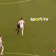 VÍDEO: árbitro de Portugal-Escócia interrompe jogo para meter gelo após colisão