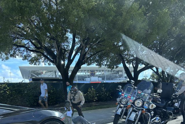 VÍDEO: estrela da NFL detida de forma brutal a caminho do estádio