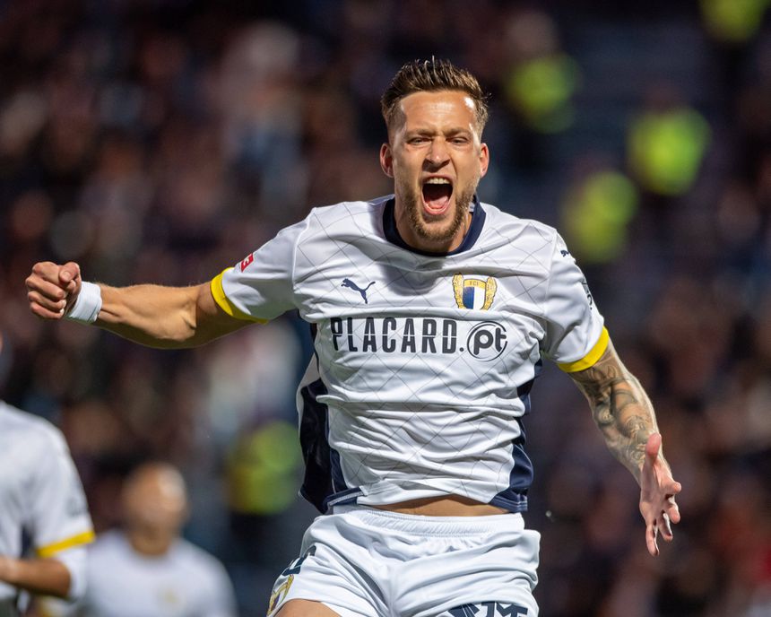 Camisola 16 dos azuis e brancos do Minho premiado pelas boas prestações (Foto: Famalicão)