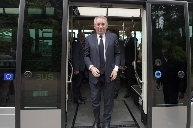 Parlamento francês chumba moção de confiança e o Governo cai