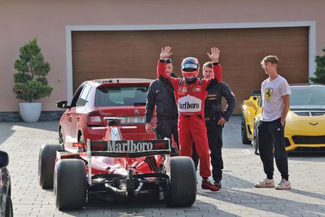 Vídeo: apanhado homem que fazia corridas com carro de Fórmula 2 em autoestradas