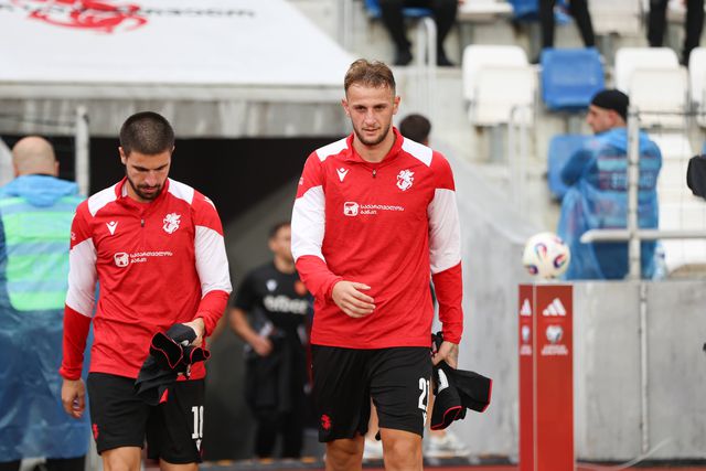 Estoril: plantel regressa e aguarda por Lominadze ‘nas nuvens’