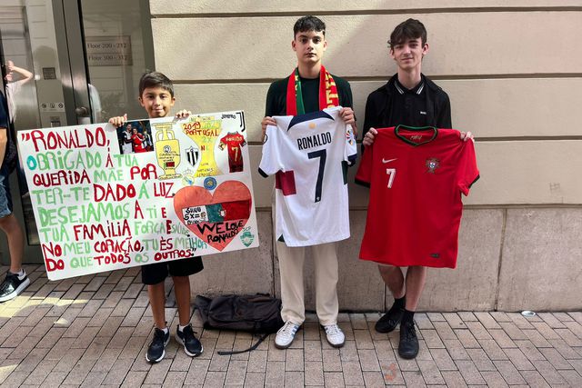 Adeptos chegam cedo ao hotel de Portugal na esperança de verem os ídolos